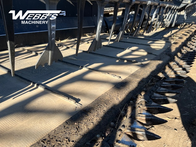 2014 MacDon FD75-40 Header Combine