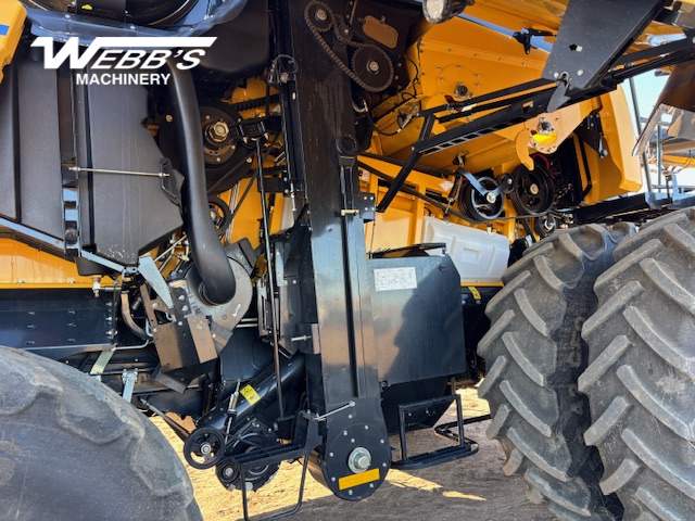 2025 New Holland CR9.90Z Combine