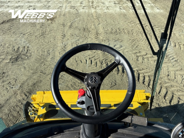 2025 New Holland CR9.90Z Combine