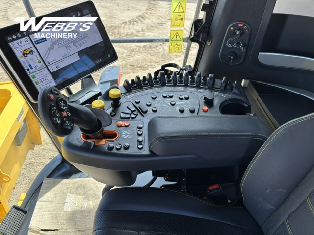 2025 New Holland CR9.90Z Combine