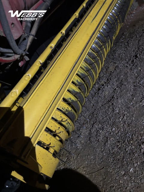 2014 New Holland Rollbelt 560 Baler/Round