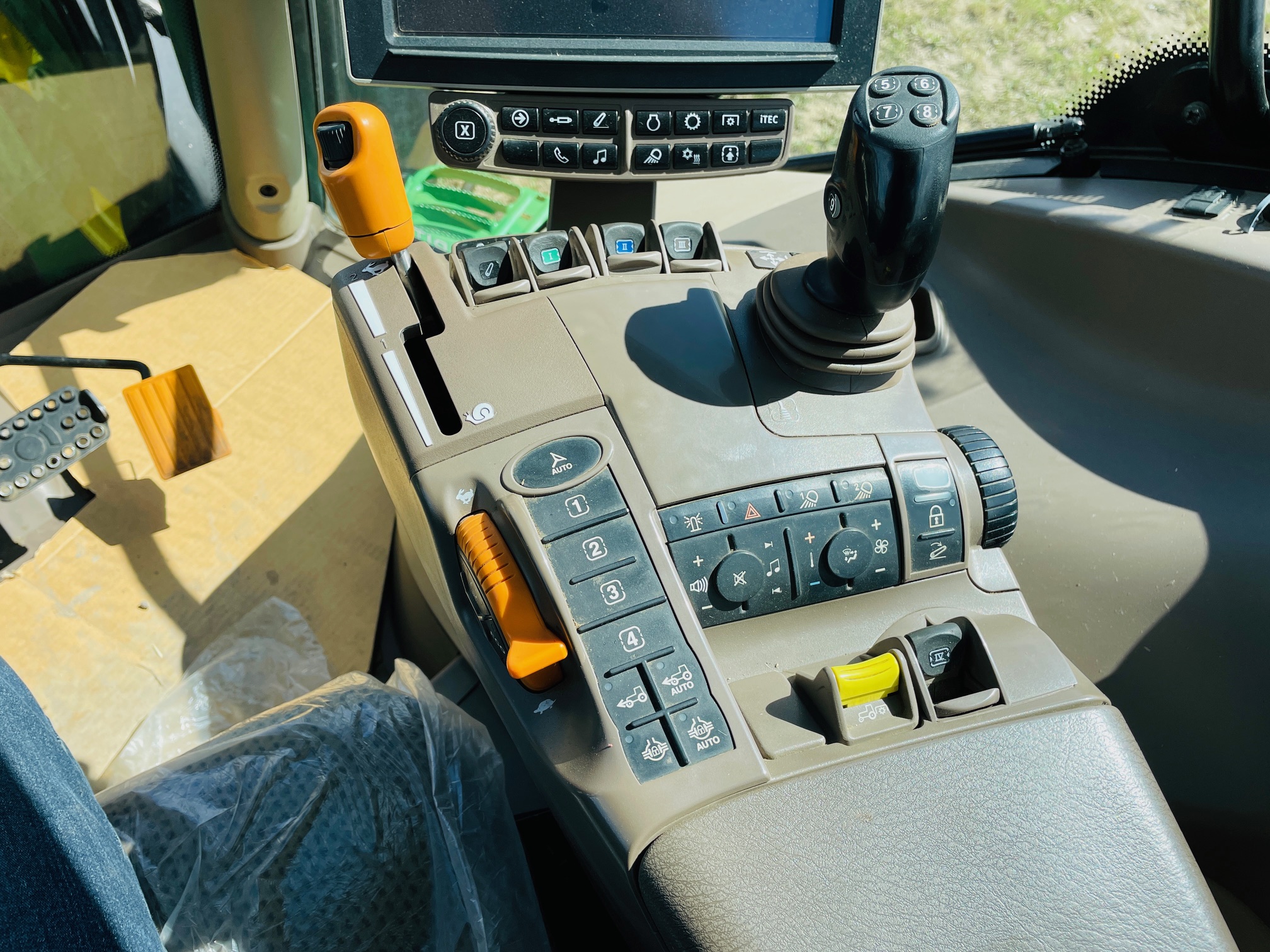 2019 John Deere 6175R Tractor
