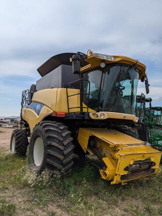 2006 New Holland CR9060 Combine