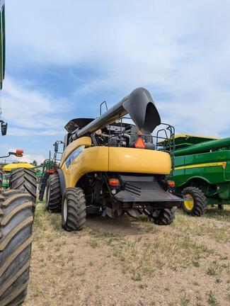 2006 New Holland CR9060 Combine