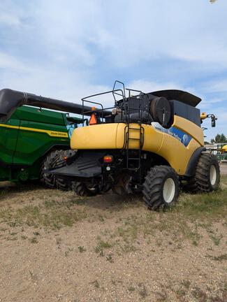 2006 New Holland CR9060 Combine