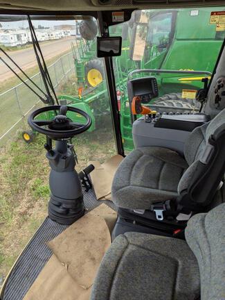 2006 New Holland CR9060 Combine