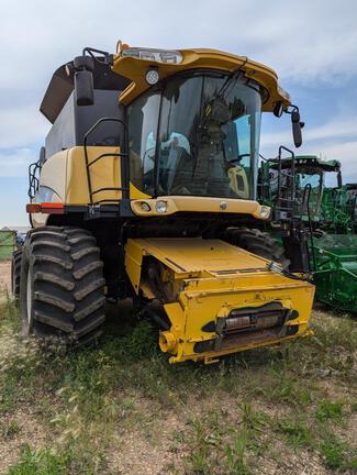 2006 New Holland CR9060 Combine