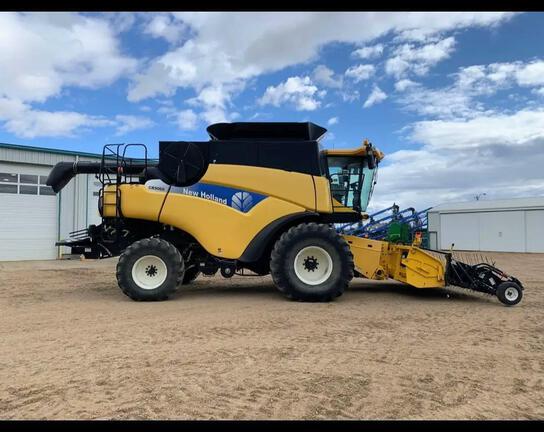 2006 New Holland CR9060 Combine
