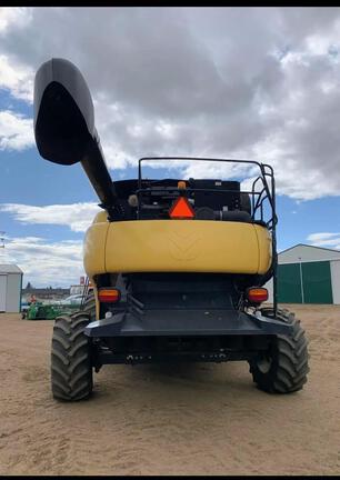 2006 New Holland CR9060 Combine