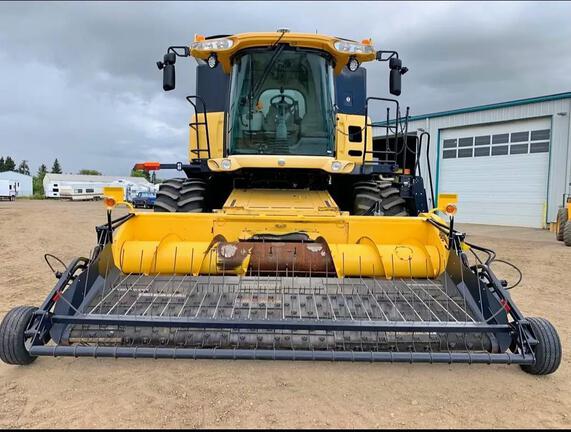 2006 New Holland CR9060 Combine