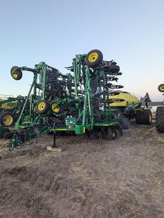 2017 John Deere 1870 & 1910 550 TBH Air Seeder