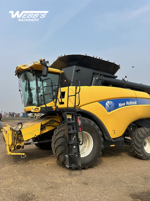2013 New Holland CX8080 Combine