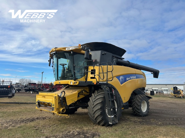2013 New Holland CX8080 Combine