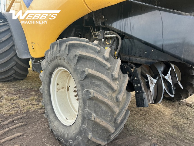 2013 New Holland CX8080 Combine