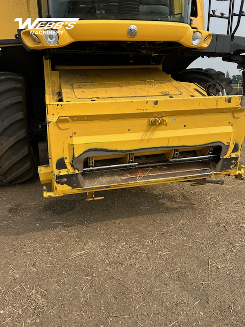 2013 New Holland CX8080 Combine