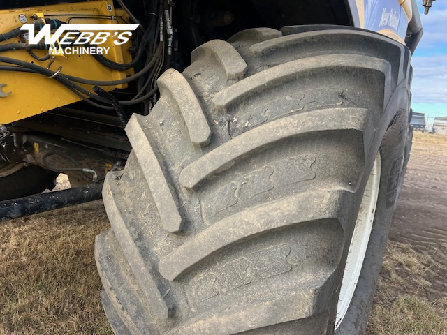 2013 New Holland CX8080 Combine