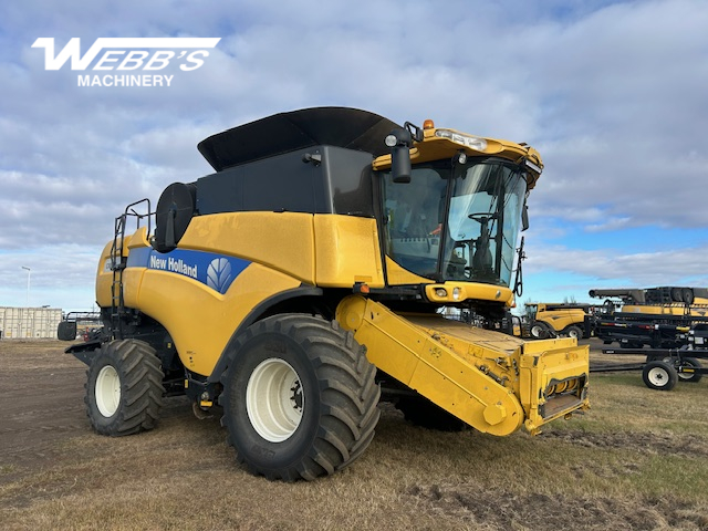 2013 New Holland CX8080 Combine