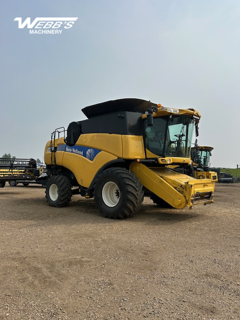 2013 New Holland CX8080 Combine