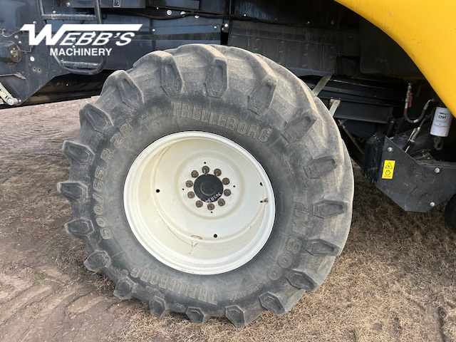 2013 New Holland CX8080 Combine