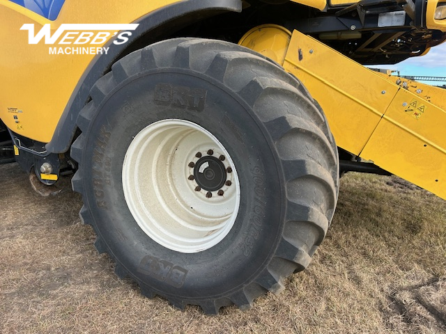 2013 New Holland CX8080 Combine