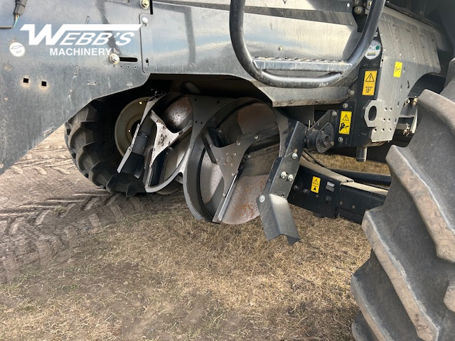 2013 New Holland CX8080 Combine