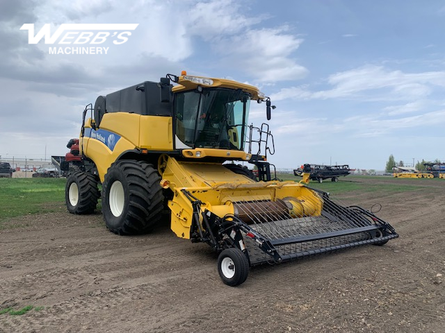 2007 New Holland CX8080 Combine