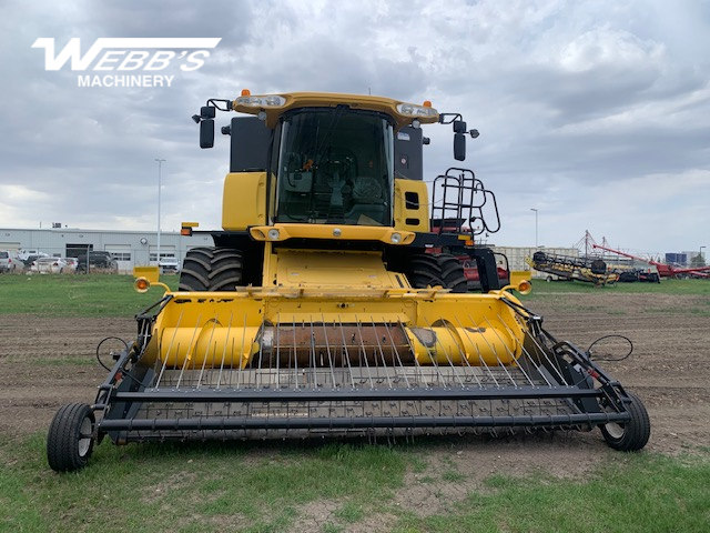 2007 New Holland CX8080 Combine