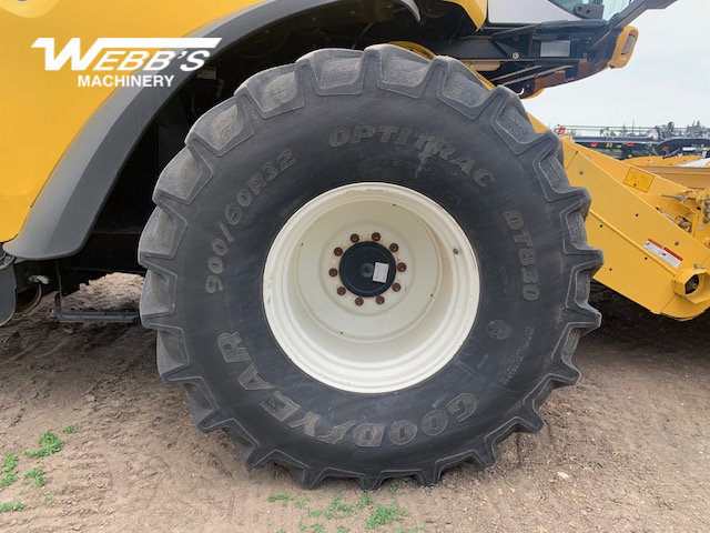 2007 New Holland CX8080 Combine