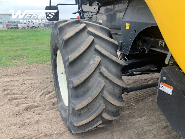 2007 New Holland CX8080 Combine