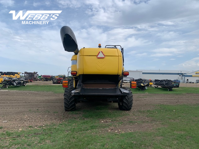 2007 New Holland CX8080 Combine