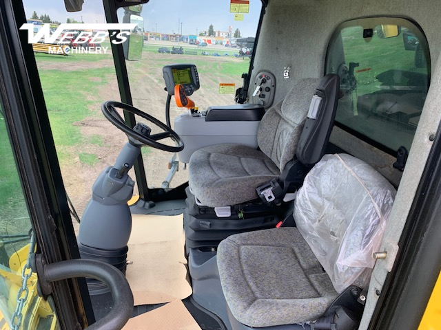 2007 New Holland CX8080 Combine