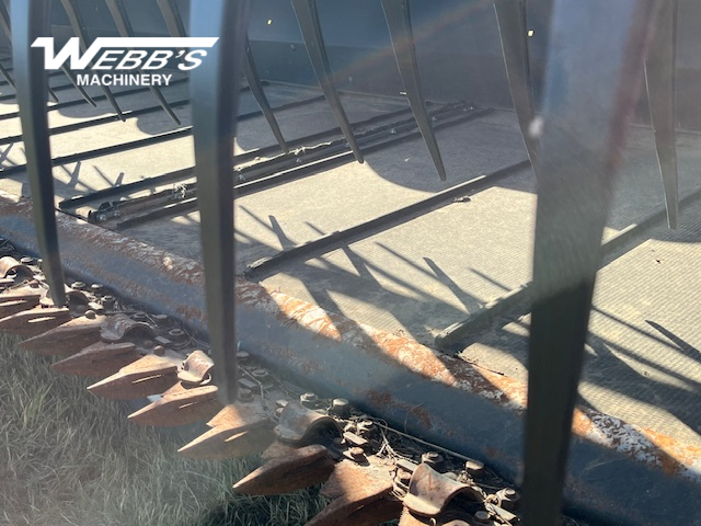 2013 MacDon D65-35 Header Combine