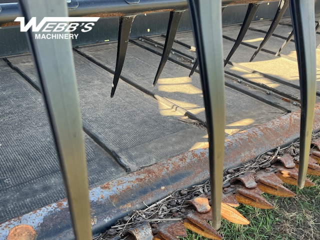 2013 MacDon D65-35 Header Combine