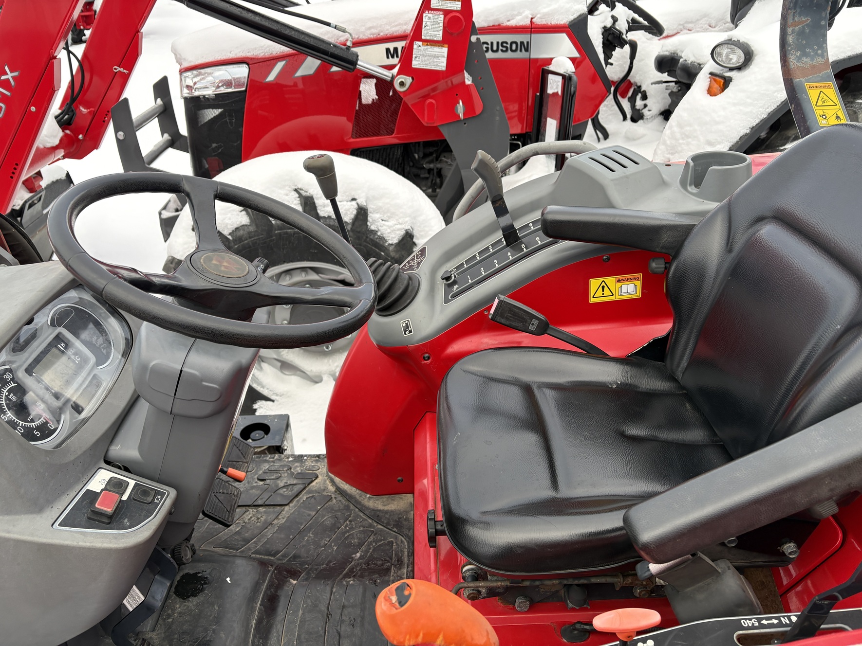 2015 Massey Ferguson 1736 Tractor