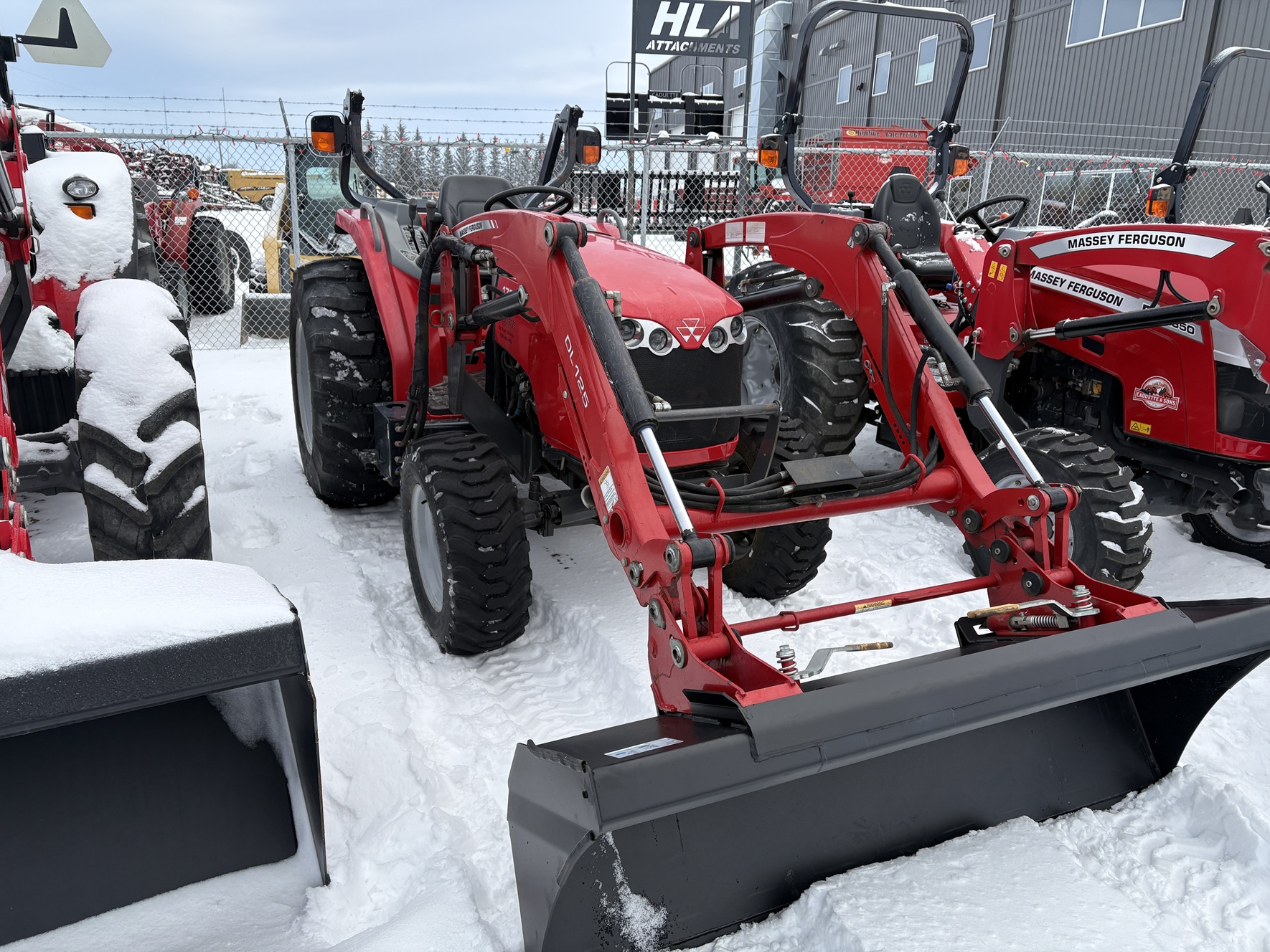 2015 Massey Ferguson 1736 Tractor