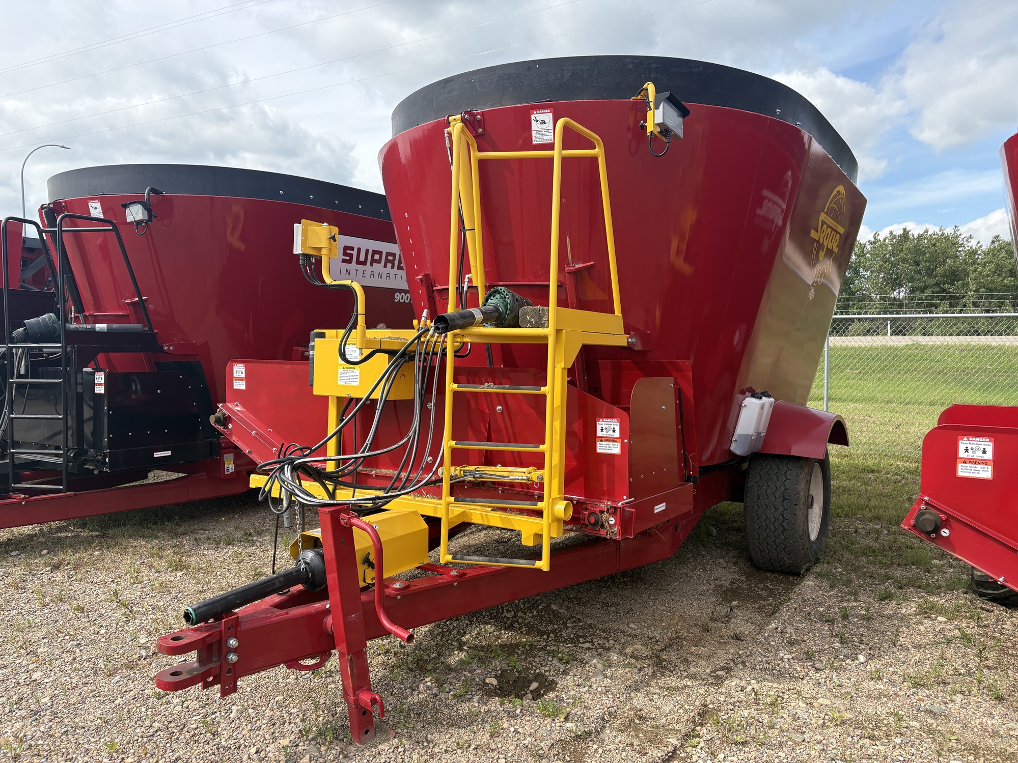 2025 Supreme Segue 9T Feed Wagon