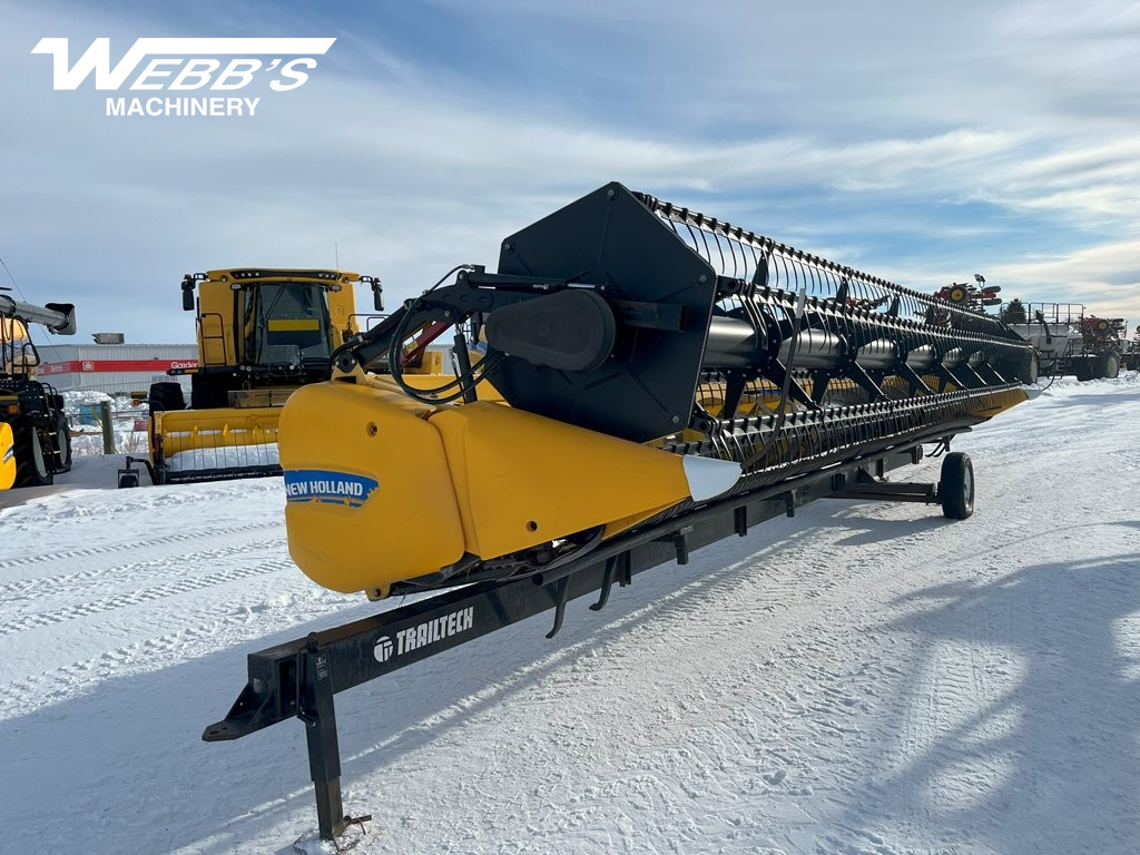 2013 New Holland 740CF-35F Header Combine