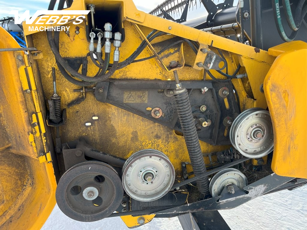 2013 New Holland 740CF-35F Header Combine