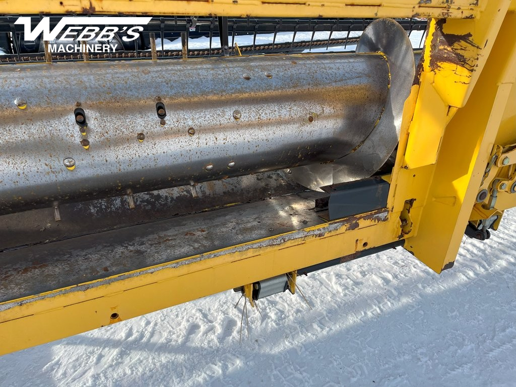 2013 New Holland 740CF-35F Header Combine