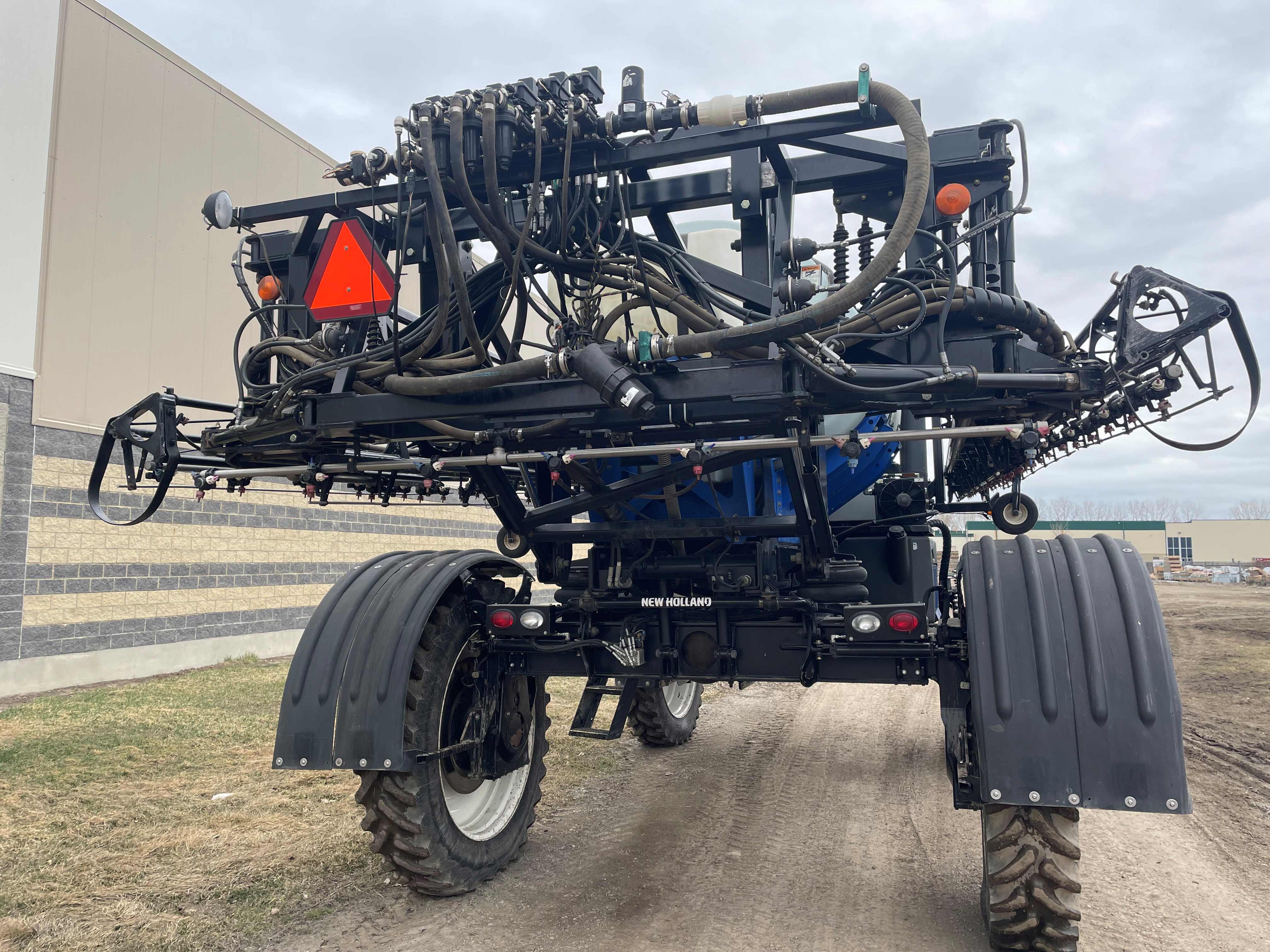 2012 New Holland SP275R Sprayer/High Clearance