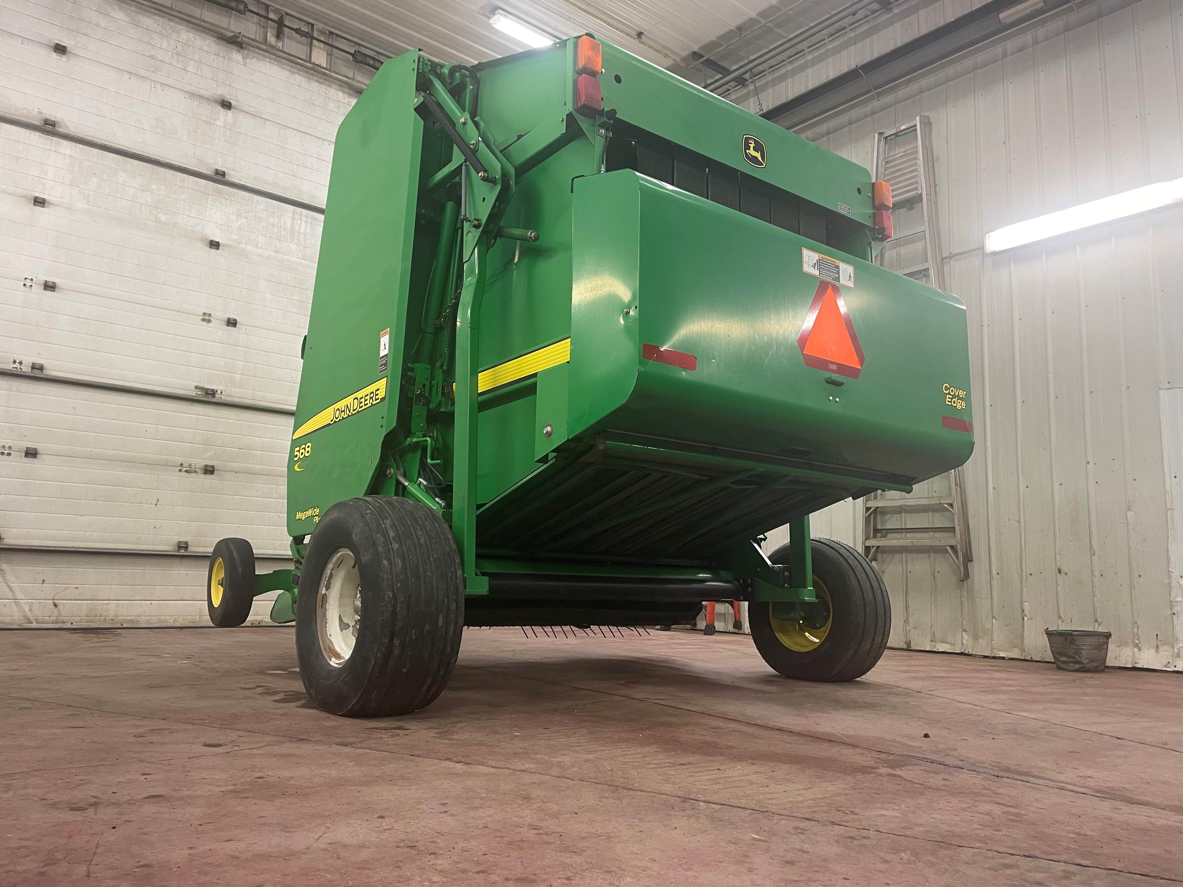 2008 John Deere 568 Baler/Round