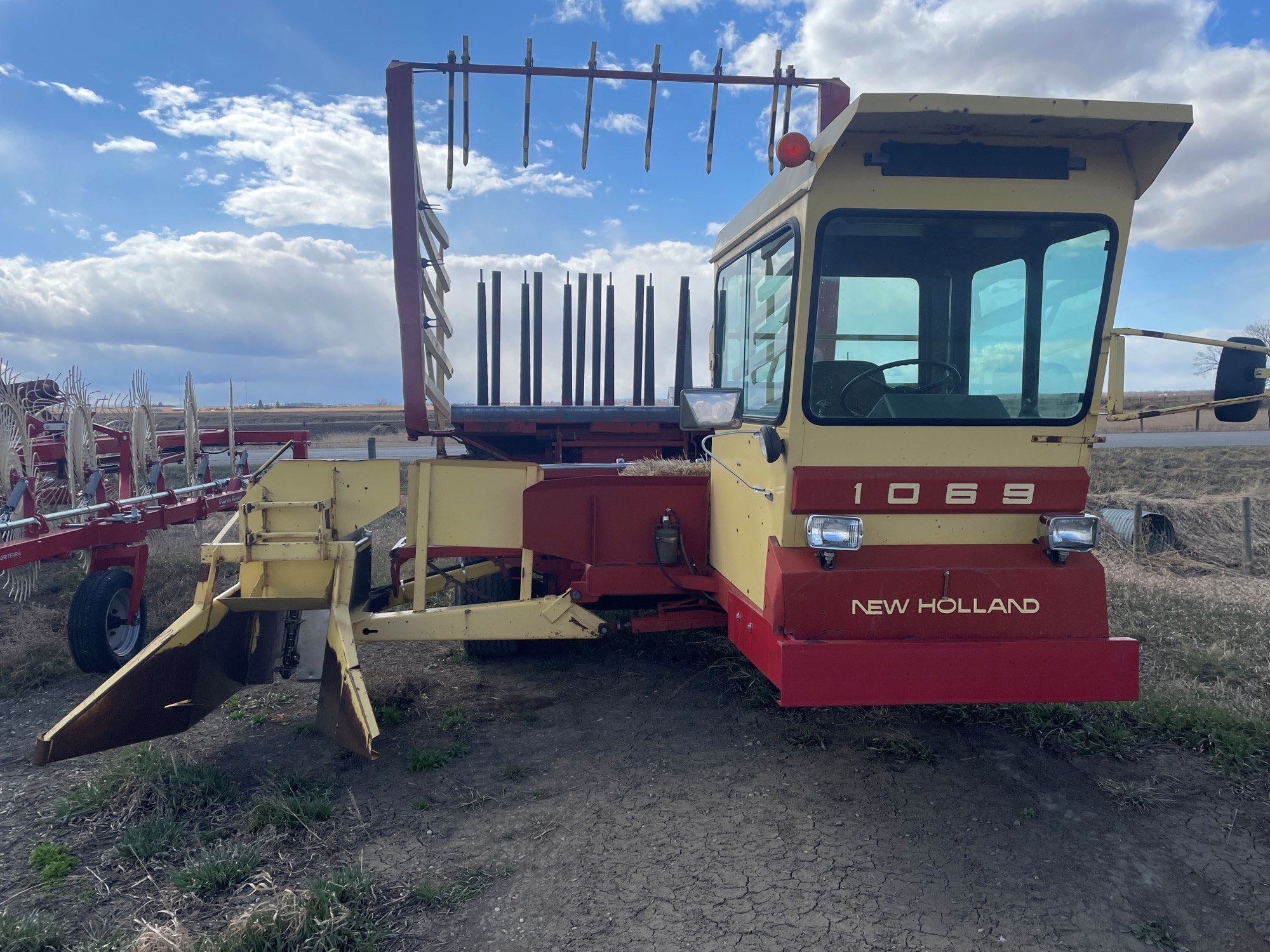 New Holland 1069 Bale Stacker