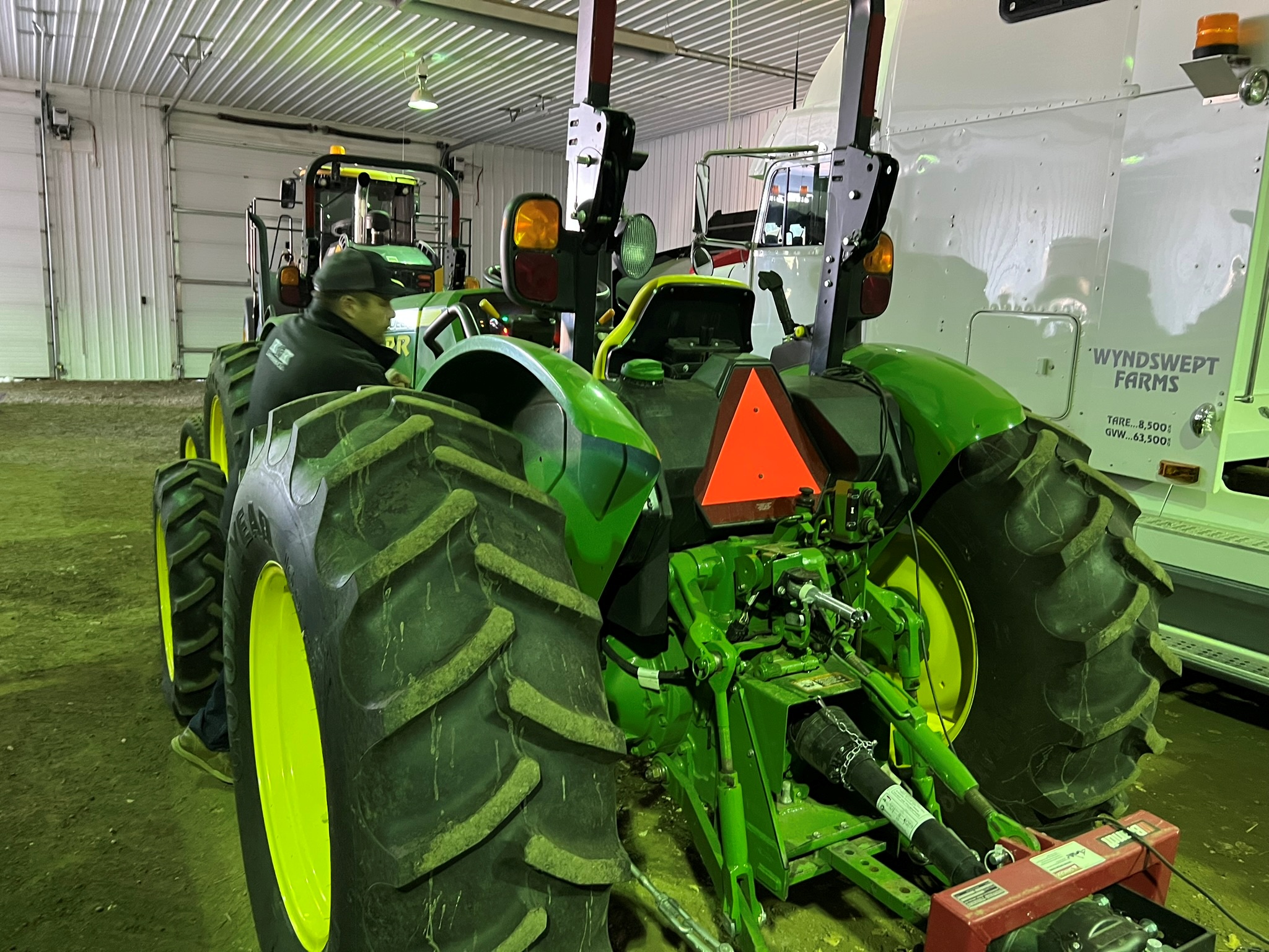 2015 John Deere 5075E Tractor
