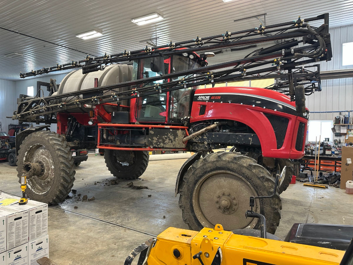 2011 Apache AS1220 Sprayer/High Clearance