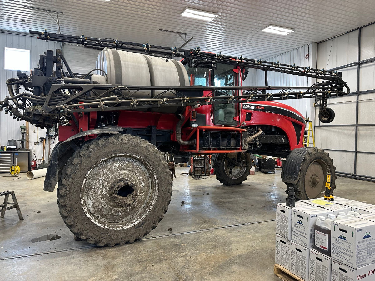 2011 Apache AS1220 Sprayer/High Clearance