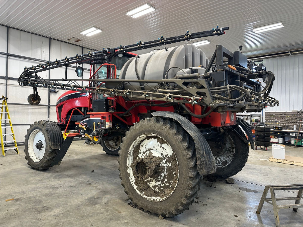2011 Apache AS1220 Sprayer/High Clearance
