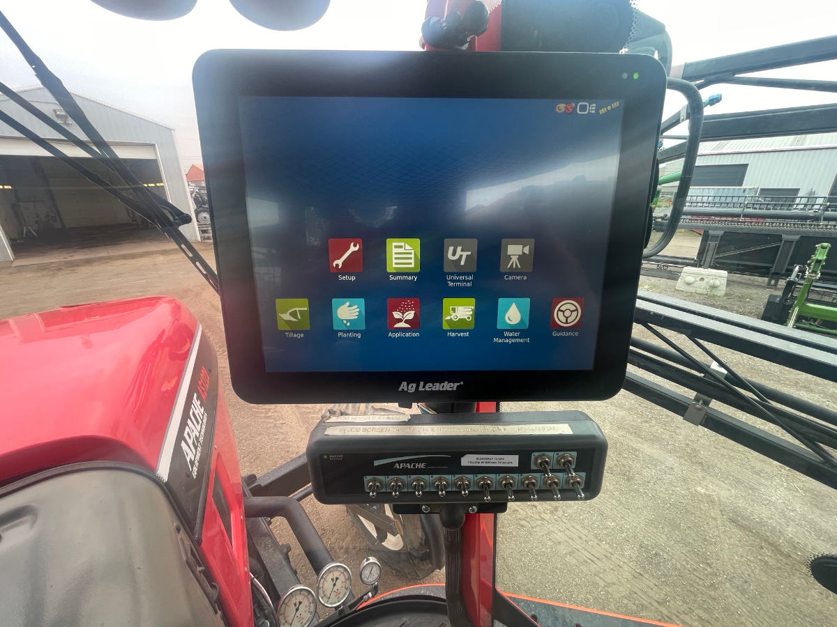 2011 Apache AS1220 Sprayer/High Clearance