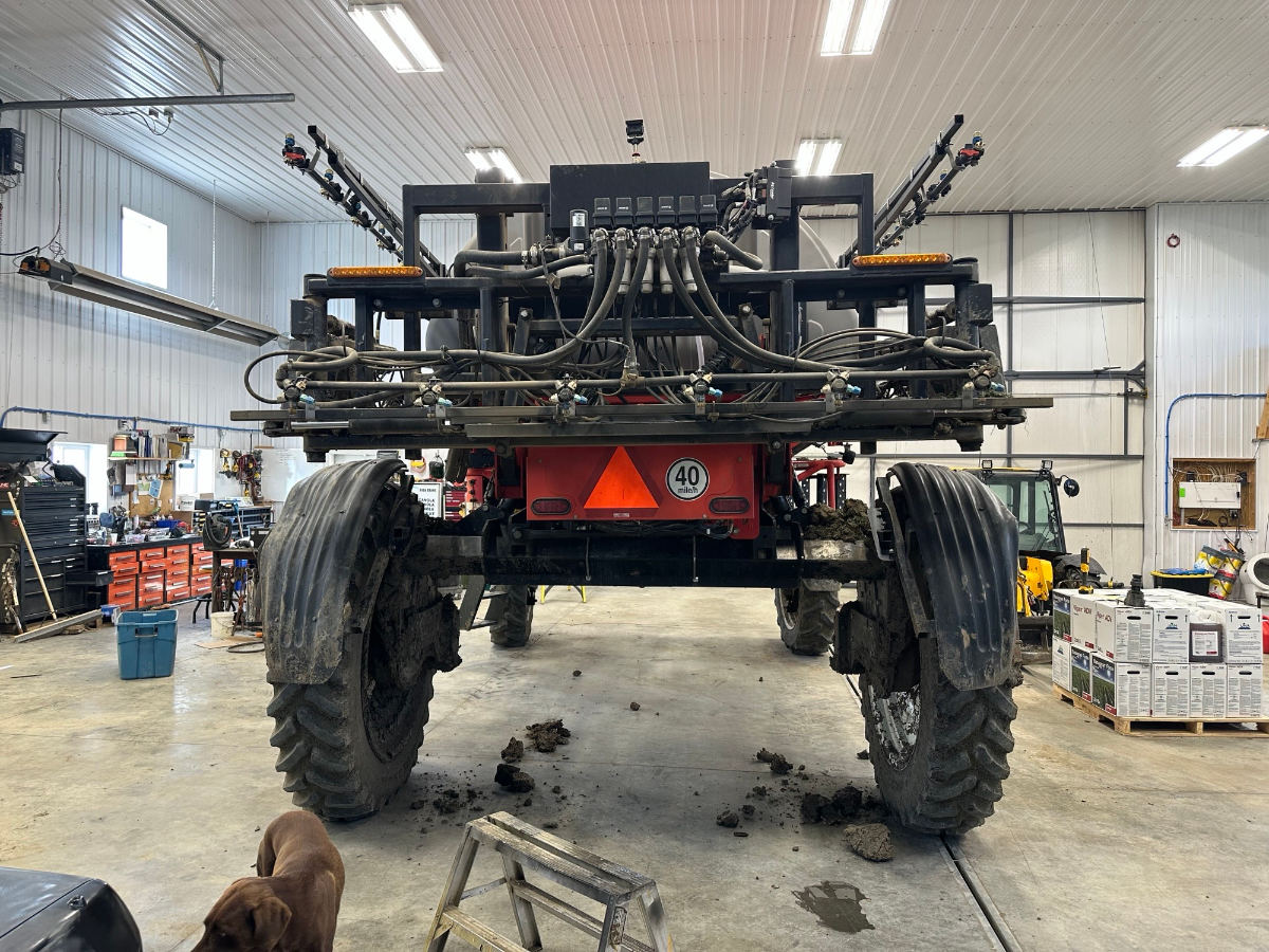 2011 Apache AS1220 Sprayer/High Clearance
