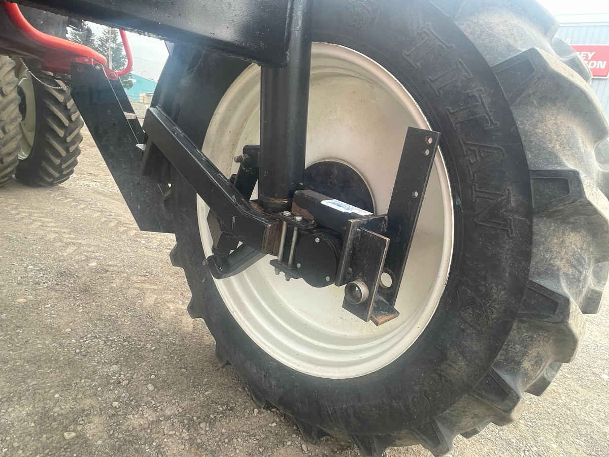 2011 Apache AS1220 Sprayer/High Clearance