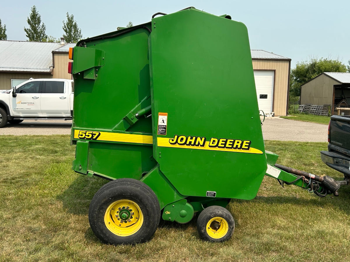 2000 John Deere 557 Baler/Round
